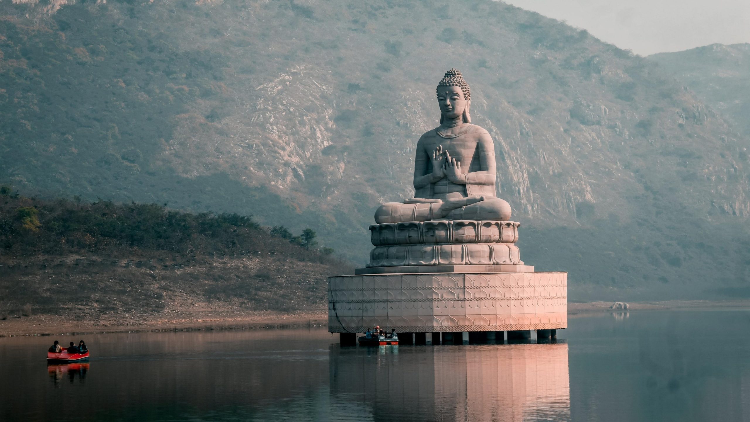 Hình ảnh tượng Phật Thích Ca dưới hồ nước