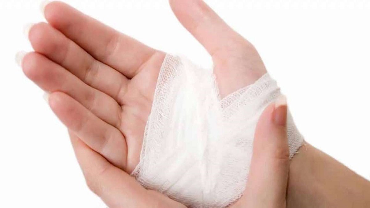 4 buoc hieu qua giup ban cam mau khi bi dut tay sau 1